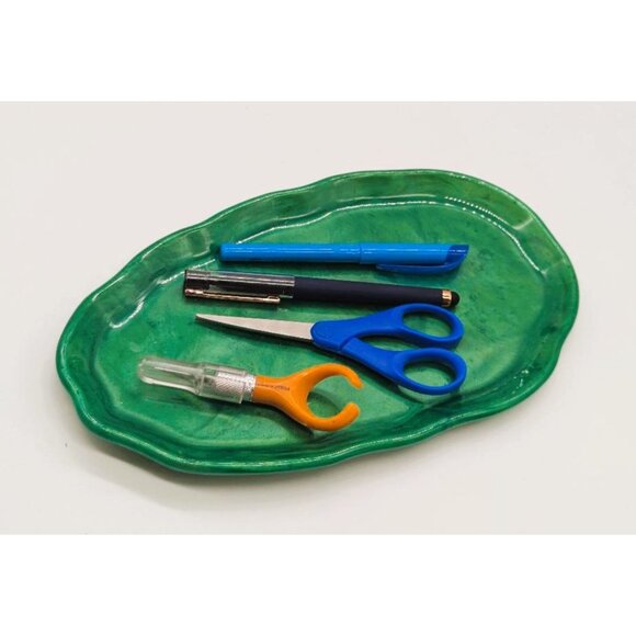 Leaf-Shaped Tray Resin Green NEW 11 Inches Handmade - Picture 3 of 6